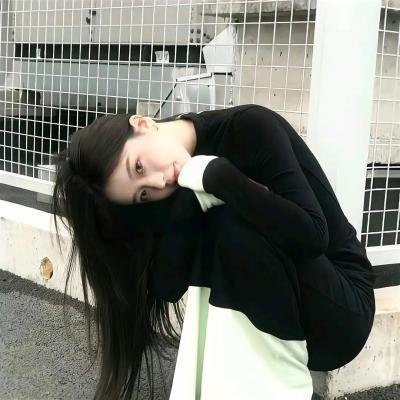 微光下的蓝色男孩